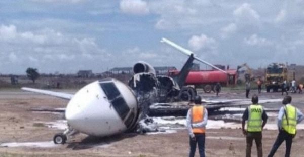 
Un avion Embraer ERJ-145 d’Airjet Angola a subi un accident spectaculaire le 17 novembre 2025 à l’aéroport de Kolwezi, en R