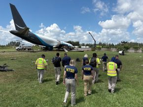 
Une semaine après la sortie de piste mortelle d’un Boeing 767 cargo de 21 Air à l’aéroport de Miami, Amazon a annoncé la 