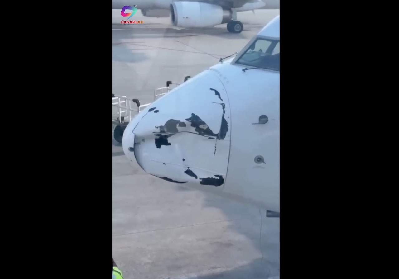 Garuda Indonesia : un Boeing 737 atterrit avec le radome mystérieusement endommagé