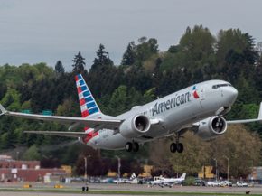 
Boeing et American Airlines ont annoncé avoir mené à bien le premier échange de trains d’atterrissage sur un 737 MAX. Cette