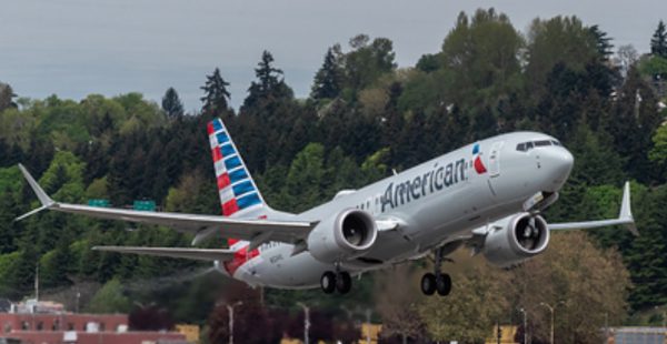 
Boeing et American Airlines ont annoncé avoir mené à bien le premier échange de trains d’atterrissage sur un 737 MAX. Cette