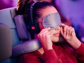
Emirates a présenté un nouvel appuie-tête baptisé U-Dream, destiné à améliorer le repos des passagers en classe Économie 