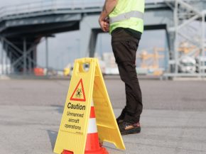 
Un ATR 72-600 de Myanmar National Airlines a été légèrement endommagé par des drones kamikazes alors qu’il embarquait ses 