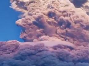 
Au moins 32 vols à destination et en provenance de Bali ont été annulés après qu une éruption volcanique dans l est du pays