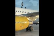 
Un homme de 24 ans est parvenu samedi à grimper sur le toit d’un Airbus A320 de Vueling prêt à partir pour Amsterdam à l’