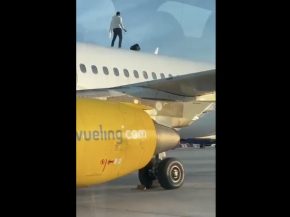 
Un homme de 24 ans est parvenu samedi à grimper sur le toit d’un Airbus A320 de Vueling prêt à partir pour Amsterdam à l’
