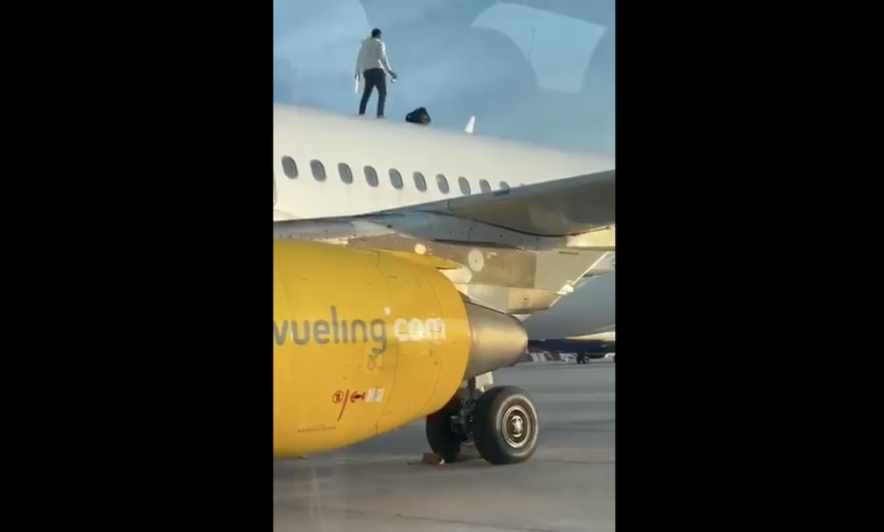 Valence : un homme grimpe sur le toit d’un A320 de Vueling et retarde un vol pour Amsterdam 1 Air Journal