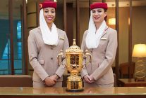 
La compagnie de Dubaï Emirates a présenté et détaillé l évolution de son uniforme emblématique rouge, beige et crème, dé