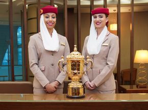 
La compagnie de Dubaï Emirates a présenté et détaillé l évolution de son uniforme emblématique rouge, beige et crème, dé