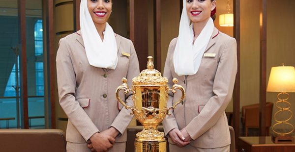 
La compagnie de Dubaï Emirates a présenté et détaillé l évolution de son uniforme emblématique rouge, beige et crème, dé