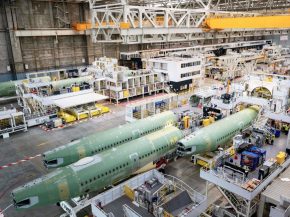 
En inaugurant une deuxième ligne d’assemblage final (FAL) de la famille A320 dans l’ancien hall A380 de Toulouse, Airbus fra
