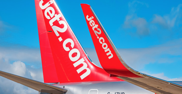 
Jet2.com a présenté les nouveaux uniformes pour les hôtesses de l air, stewards et pilotes, développés en collaboration avec