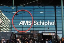 
Le 10 octobre 2025, l’aéroport d’Amsterdam-Schiphol a dévoilé une identité visuelle totalement repensée, reflet d’une 