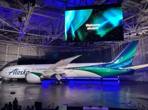 
Alaska Airlines fait entrer le 787 dans sa flotte long-courrier et prépare une cabine Premium Economie, marquant une nouvelle é