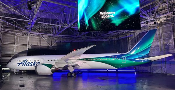 
Alaska Airlines fait entrer le 787 dans sa flotte long-courrier et prépare une cabine Premium Economie, marquant une nouvelle é