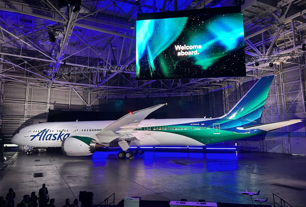 Alaska Airlines fait entrer le Dreamliner dans sa flotte et prépare une Premium Eco