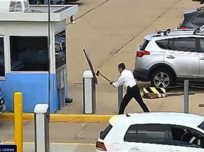 
Un pilote de United Airlines, âgé de 63 ans, a été interpelé après son comportement plus qu’étrange à l aéroport inter