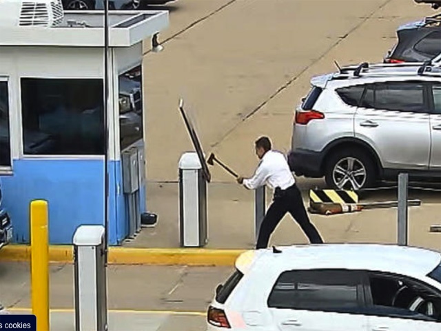 Insolite : Un pilote d'United Airlines s’en prend à une barrière d’aéroport avec une hache (vidéo) 1 Air Journal