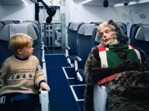 
Pour sa campagne de Noël 2025, Icelandair revisite avec humour et tendresse une légende emblématique du folklore islandais : c
