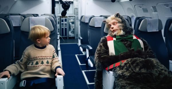 
Pour sa campagne de Noël 2025, Icelandair revisite avec humour et tendresse une légende emblématique du folklore islandais : c