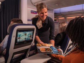 
À partir du 1er janvier 2026, Brussels Airlines proposera des repas d’inspiration africaine sur ses liaisons depuis l’Afriqu
