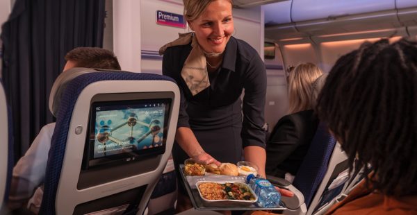 
À partir du 1er janvier 2026, Brussels Airlines proposera des repas d’inspiration africaine sur ses liaisons depuis l’Afriqu