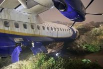 
Dans l’est du Népal, un ATR 72-500 de la compagnie privée Buddha Air a terminé sa course hors piste à l’atterrissage à B