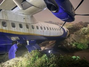 
Dans l’est du Népal, un ATR 72-500 de la compagnie privée Buddha Air a terminé sa course hors piste à l’atterrissage à B