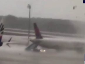 Une tornade a balayé l’aéroport d’Antalya en Turquie provoquant une dizaine de blessés et de substantiels dommages aux avio
