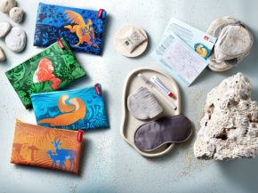 
La compagnie&nbsp;Emirates&nbsp;dévoile une toute nouvelle gamme de trousses de voyage, offertes à bord de ses vols long-courri