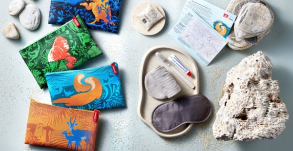 
La compagnie&nbsp;Emirates&nbsp;dévoile une toute nouvelle gamme de trousses de voyage, offertes à bord de ses vols long-courri