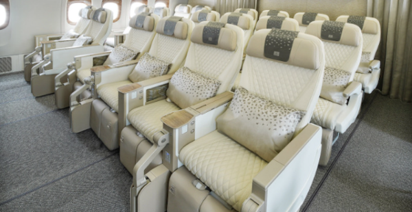 
Emirates va renforcer dès l’été 2026 sa cabine Premium Economy en déployant ses nouveaux Airbus A350 et des Boeing 777 rét
