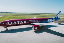 
Qatar Airways, partenaire aérien officiel de la FIFA jusqu’en 2030, a présenté à Doha un Boeing 777‑300ER arborant une li