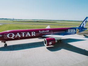 
Qatar Airways, partenaire aérien officiel de la FIFA jusqu’en 2030, a présenté à Doha un Boeing 777‑300ER arborant une li