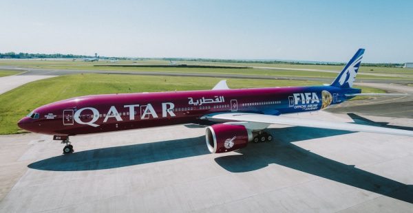 
Qatar Airways, partenaire aérien officiel de la FIFA jusqu’en 2030, a présenté à Doha un Boeing 777‑300ER arborant une li