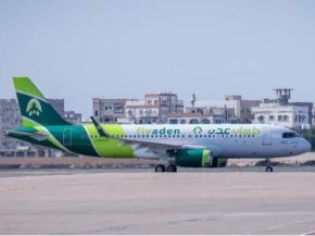 
La jeune compagnie yéménite FlyAden vient de recevoir son premier appareil en propre, un Airbus A320 précédemment exploité p