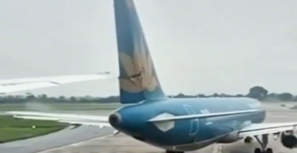 
Vietnam Airlines a suspendu quatre pilotes suite à un incident de roulage impliquant deux de ses appareils à l aéroport intern