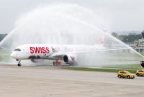 
SWISS, filiale du groupe Lufthansa, a accueilli hier à l’aéroport de Zurich son tout premier Airbus A350-900, marquant un nou