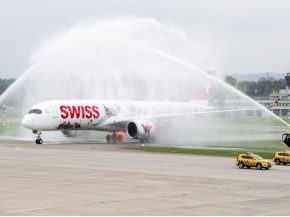 
SWISS, filiale du groupe Lufthansa, a accueilli hier à l’aéroport de Zurich son tout premier Airbus A350-900, marquant un nou