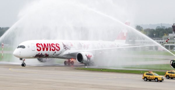 
SWISS, filiale du groupe Lufthansa, a accueilli hier à l’aéroport de Zurich son tout premier Airbus A350-900, marquant un nou