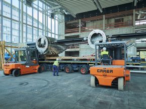 
Après l’arrivée du fuselage, ce sont désormais les ailes monumentales du Lockheed L‑1649A   Super Star » qui ont été l