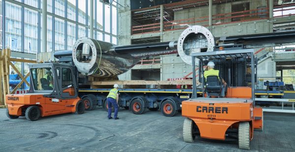 
Après l’arrivée du fuselage, ce sont désormais les ailes monumentales du Lockheed L‑1649A   Super Star » qui ont été l