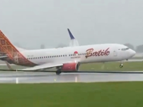 
Un Boeing 737-800 de Batik Air a rencontré des difficultés pour atterrir en Indonésie samedi, l extrémité de son aile manqua