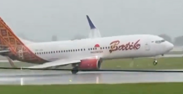 
Un Boeing 737-800 de Batik Air a rencontré des difficultés pour atterrir en Indonésie samedi, l extrémité de son aile manqua