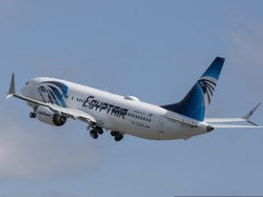 
EgyptAir a réceptionné le 2 mai 2026 son premier Boeing 737 MAX 8, marquant le début d un vaste programme de renouvellement de