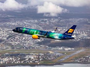 
Le dimanche 12 octobre 2025, Icelandair a organisé un vol commémoratif exceptionnel pour dire adieu à son Boeing 757   Hekla 