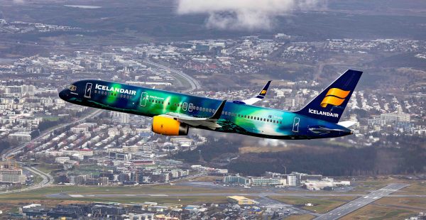
Le dimanche 12 octobre 2025, Icelandair a organisé un vol commémoratif exceptionnel pour dire adieu à son Boeing 757   Hekla 