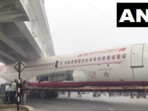 
Insolite : un A320 transporté par poids lourd s est encastré sous un pont en Inde...
C était la troisième fois au cours des d