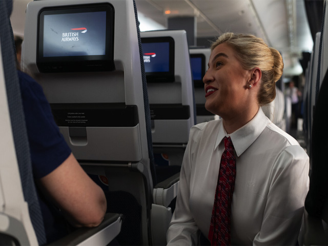 Hôtesses de l'air : le nouvel uniforme de British Airways fait polémique sur la transparence du chemisier 1 Air Journal