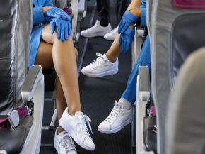 
Alerte sneakers chez Eurowings : les équipages de la compagnie aérienne allemande ont porté pour la première fois ce vendredi